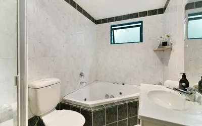 Фото современного дизайна маленькой ванной комнаты