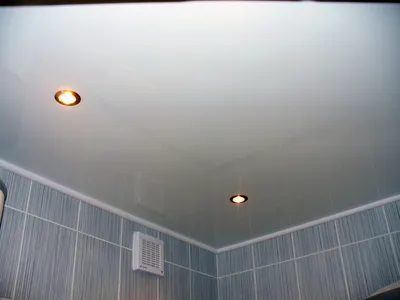 Потолок в ванной комнате: какой выбрать и почему