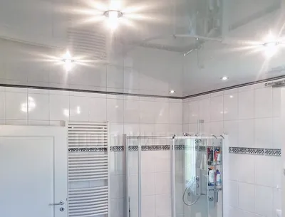 Серый глянцевый натяжной потолок для ванной комнаты НП-1467 - цена от 1680  руб./м2