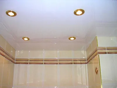 Освещение для натяжного потолка в ванной: выбор и установка, способы  освещения