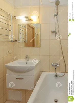 Малая бежевая ванная комната Стоковое Фото - изображение насчитывающей  ðºoð¼ð½ð°ñ‚ð°, ð·ðµñ€ðºð°ð»o: 111780198