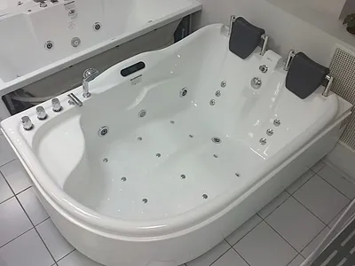 Насладиться гидромассажем в просторной ванне с подголовниками могут сразу  двое | Ванная комната: дизайн, ремонт и отделка
