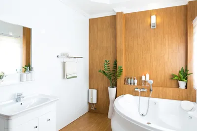 роскошная ванная с полированным бетоном на стенах и Pvc на полу.  современная ванная комната с цементными стенами Редакционное Фото -  изображение насчитывающей ковер, пол: 229521441