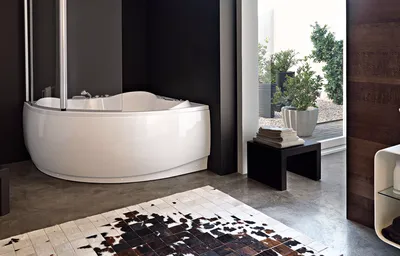 Ванные комнаты с угловой ванной: фото в интерьере, советы по дизайну ванной  комнаты с полукруглой, треугольной, ромбовидной угловой ванной