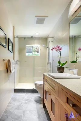 Интерьер узкой ванной комнаты с туалетом (35 фото)