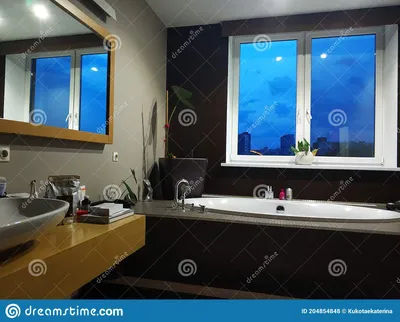 Стильная ванная комната с окном. Интерьер ванной комнаты Стоковое Фото -  изображение насчитывающей элегантность, самомоднейше: 204854848