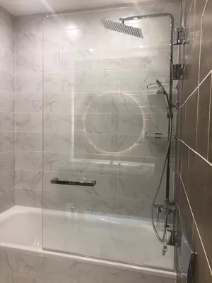 Стеклянная шторка в ванную на заказ в Москве - Компания СтеклоДело