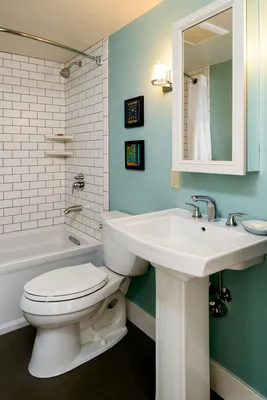 панно, встроенное в ванну на углу ванной комнаты с кафельной стеной и  раздвижным окном Стоковое Фото - изображение насчитывающей самомоднейше,  роскошь: 225908714