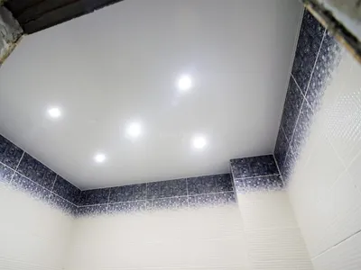 Натяжной потолок в ванну - заказать установку по низким ценам в компании  Комфорт-Престиж