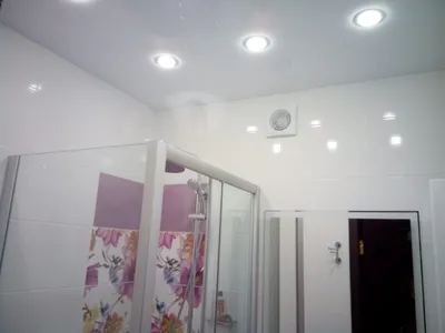 Натяжные потолки в ванную комнату: фото, гибкие цены, установка под ключ —  ЕвроСтиль
