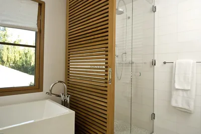 Деревянные перегородки в ванной комнате - купить с установкой в Москве