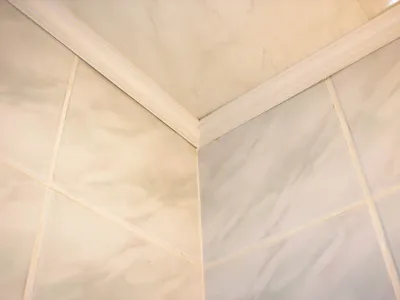 Плинтус в ванную комнату на потолок - 74 фото