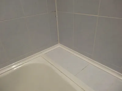 Плинтус - уголок бордюр керамический для ванной. Бел. Цвет. Установка