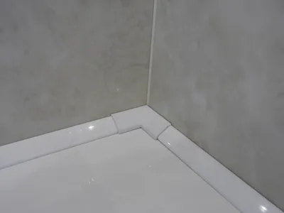 Керамический плинтус для пола в ванной - 58 фото