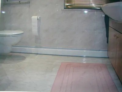 Плинтус на пол в ванной: напольные плинтуса для ванной комнаты, советы по  выбору и правила монтажа