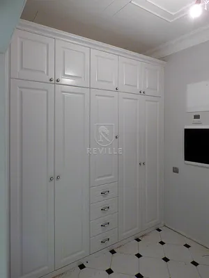 Белый классический шкаф «Маскоджи» в прихожую коттеджа