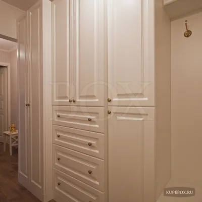 Распашной шкаф в классическом стиле белый из МДФ