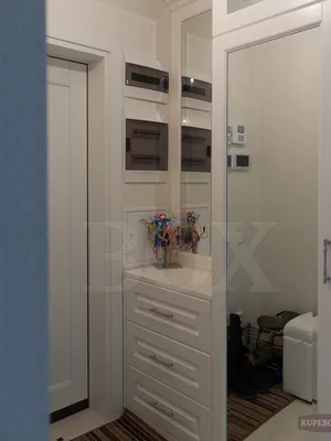 Распашной зеркальный шкаф в прихожую и комод из МДФ