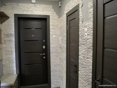 Искусственный камень Сланец тонкослойный Белая скала фото в интерьере  прихожей квартиры