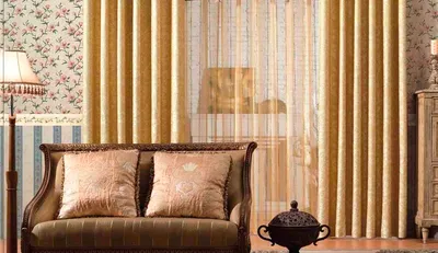 Золотые шторы и тюль в интерьере зала, гостиной