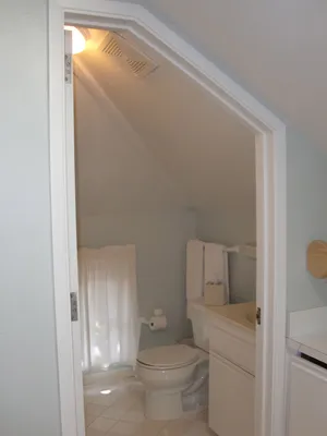 Туалет под лестницей в деревянном доме - 63 фото