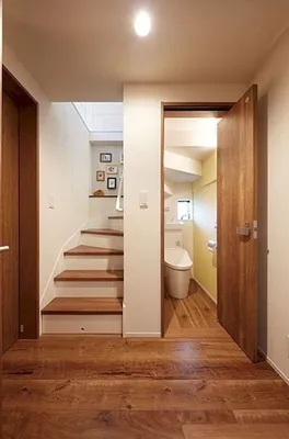 Туалет под лестницей в частном доме - 54 фото