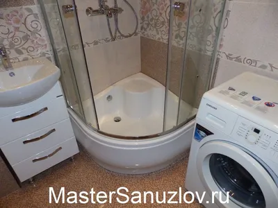 санузел с ванной и душевой кабиной со стеклянным корпусом и алюминиевой  рамой Стоковое Изображение - изображение насчитывающей внутрь, полотенца:  225890775