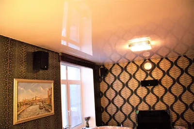 Готовый глянцевый натяжной потолок Pongs в гостиной 20 кв.м.: фото,  описание, цена под ключ - производитель натяжных потолков Люсар