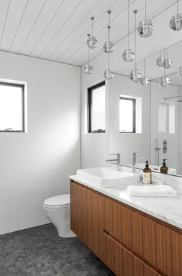 Ванные комнаты с душевой кабиной и потолком из вагонки –135 лучших  фото-идей дизайна интерьера ванной | Houzz Россия