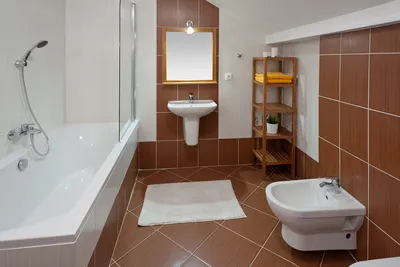 Белая плитка в ванной комнате: 60 фото в интерьере, современные идеи  оформления