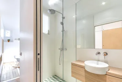 Ванная комната 9 кв м с совмещенным санузлом, дизайн с душевой кабиной и  окном, интерьер маленького помещения с туалетом и плиткой