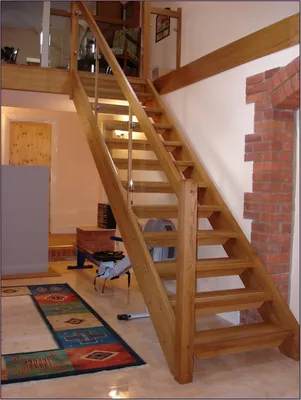 Лестница деревянная на второй этаж в частном загородном доме