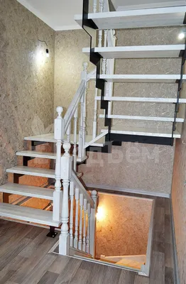 Две лестницы в доме под ключ: на второй этаж и в подвал