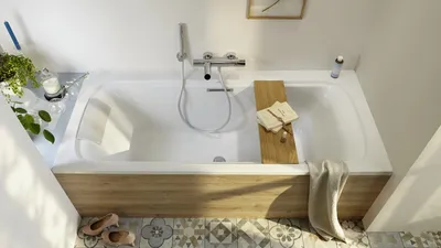 Угловая ванна в маленькой ванной - 69 фото