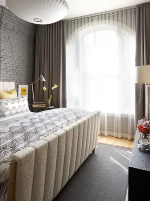 Тёмные шторы в интерьере дома - фиолетовые оттенки | Luxurious bedrooms,  Brick wall bedroom, Contemporary bedroom
