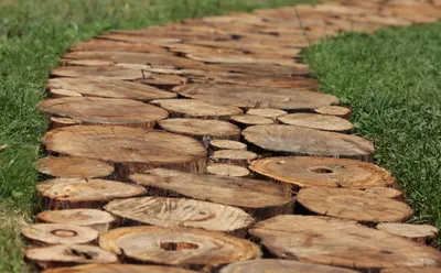 Изготовление дорожек из спилов дерева в ландшафтном дизайне