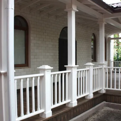 Деревянная терраса белого цвета в рустикальном стиле