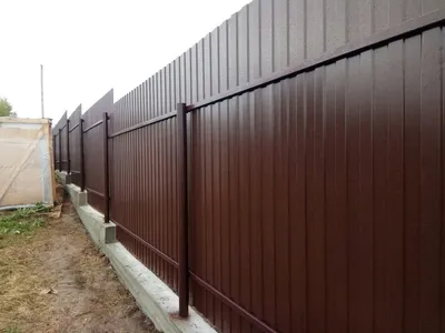 Забор из профнастила на ленточном фундаменте по цене от 5250 руб в Москве в  компании «Русские заборы».