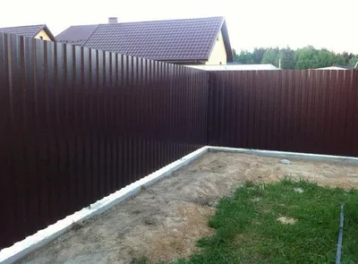 Забор из профнастила на ленточном фундаменте по цене от 5250 руб в Москве в  компании «Русские заборы».