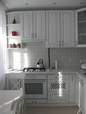Дизайн белой кухни из МДФ 5,7 кв.м с холодильником