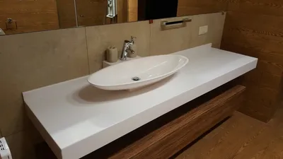 Столешницы из искусственного камня. Встроенная столешница в ванной комнате  - Столешницы из искусственного камня