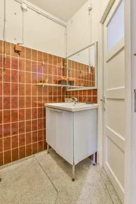 Красная плитка в ванной | Премиум Фото