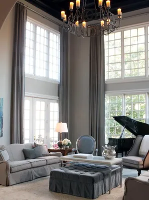 Интерьер гостиной с двумя окнами: лучшие идеи стильного дизайна
