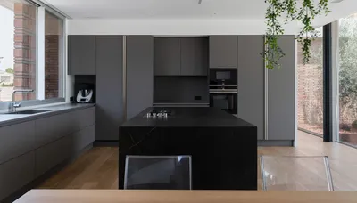 Дизайн кухни в черном цвете от QB arquitectos - Dénia.com