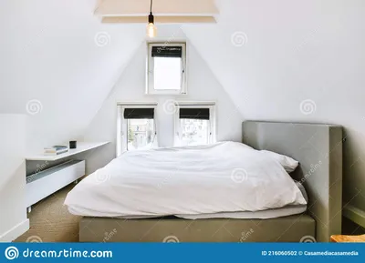 светлый мансардный интерьер спальни с кроватью Стоковое Фото - изображение  насчитывающей полка, комфорт: 216060502