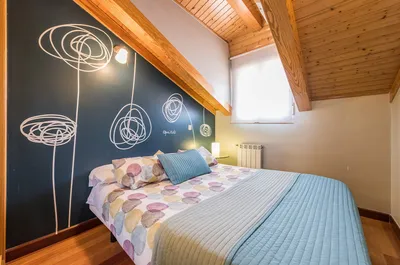 Спальня на мансарде в частном деревянном доме, оформление интерьера с фото