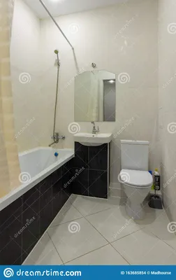 Маленькая ванная комната с туалетом Стоковое Фото - изображение  насчитывающей компакт, корридор: 163685854