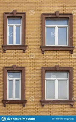 4 пластиковых окна в доме кирпича желтых кирпичей Красивые окна с  прессформами и коричневой отделкой Современный дизайн окон Стоковое Фото -  изображение насчитывающей ð°ñ„oñ€ð¸ð·ð¼oð², ñ ñ‚ñ€oñ : 149504360