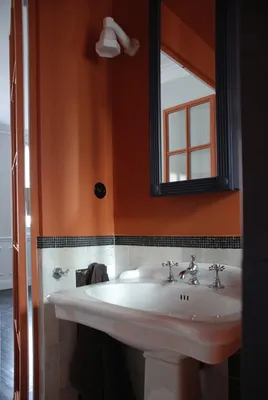 Нескучная классика: ванная комната в красно-чёрном цвете