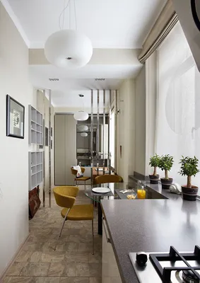 Функциональный дизайн маленькой трехкомнатной современной квартиры с  деревом, стеклом и глянцевыми панелями
